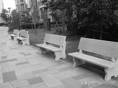 小孩被小区里石桌砸骨折,谁该为栏杆断裂学生坠楼悲剧负责