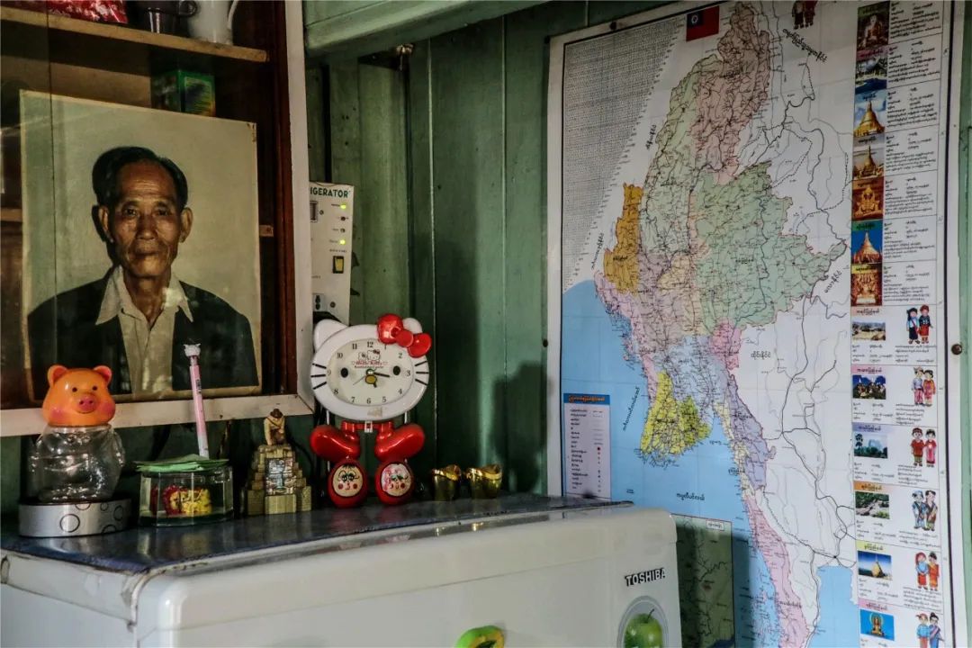 53年来，他一直在国外跟拍底层华人：他们都算不上活着