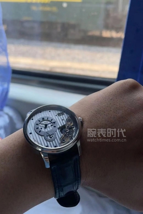 打工人手上适合戴什么,打工的一般戴什么表好点