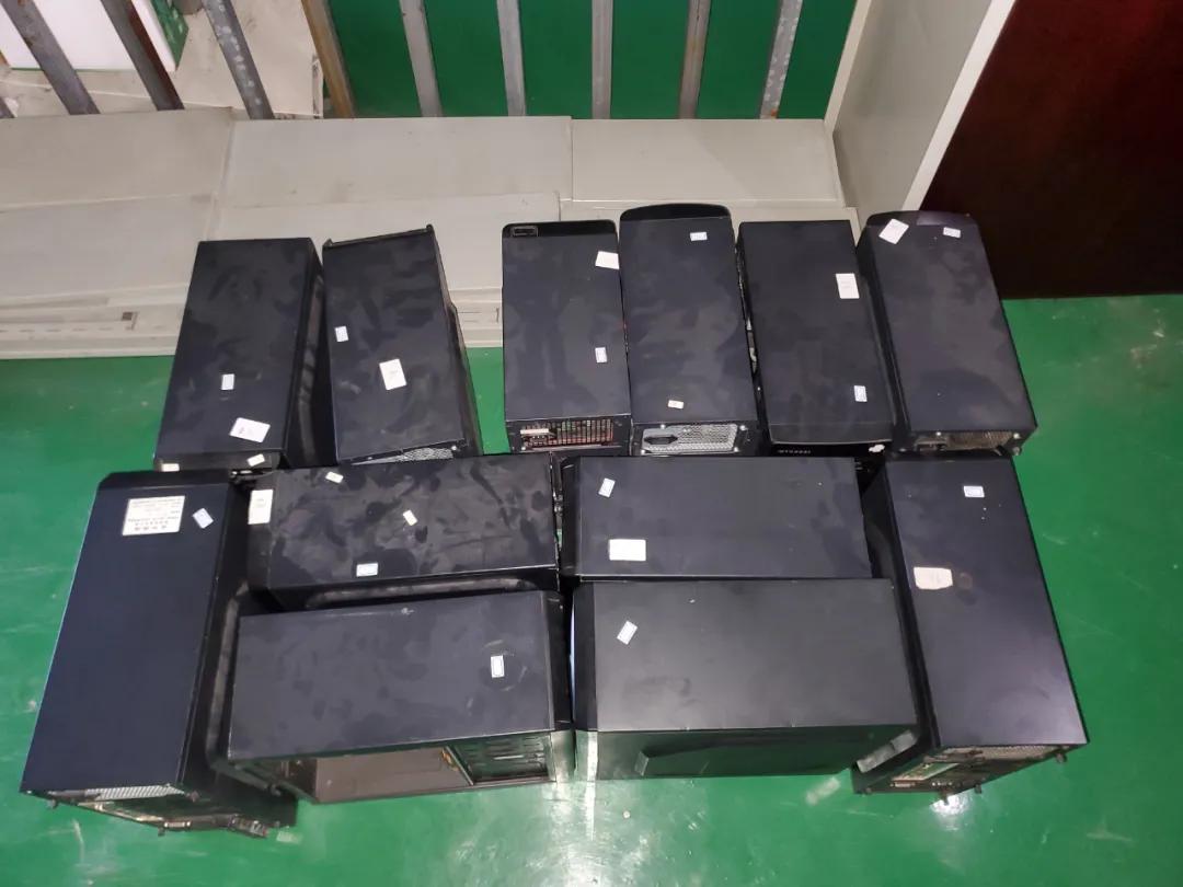 垃圾短信大多来自它,一套能操作60张手机卡,靠“*池猫**”养卡的这伙人被警方端了