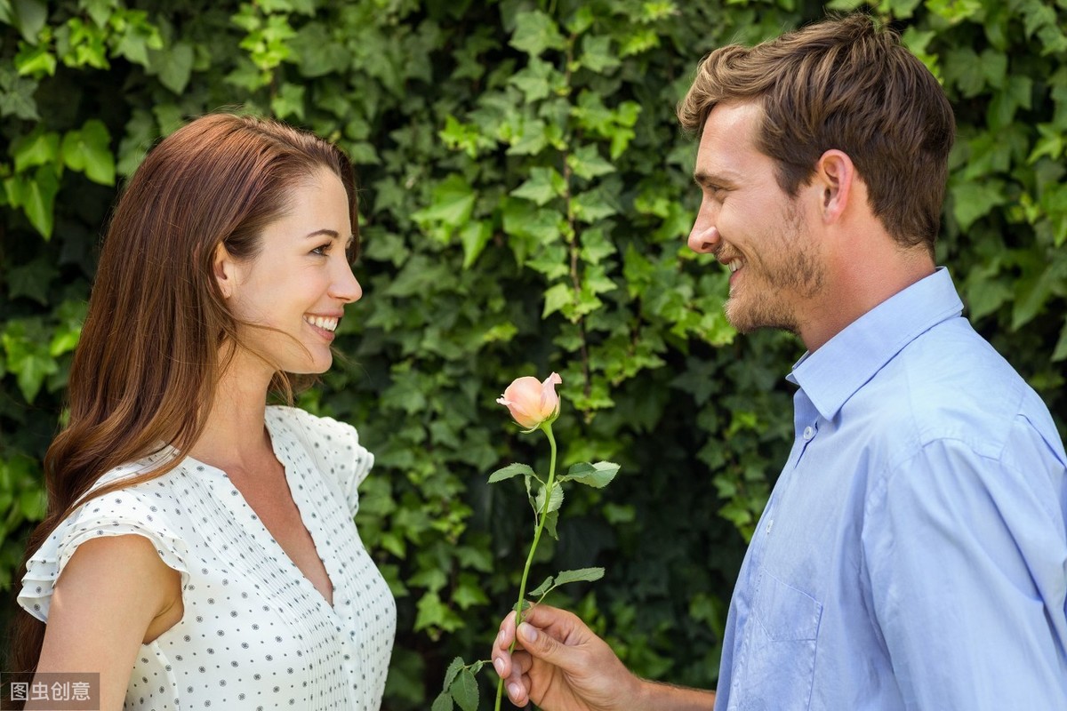 40岁已婚女人爱上别的男人的表现,如果已婚女喜欢自己怎么办