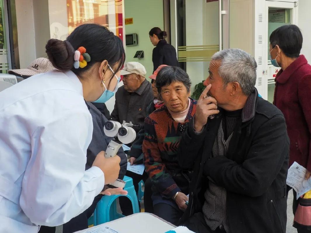 真情融入社区义诊温暖民心——重阳节敬老义诊活动顺利举办
