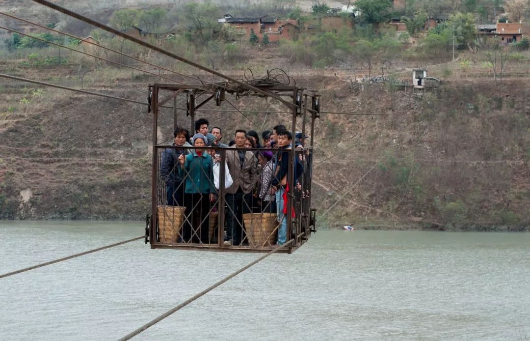 孩子坐绿皮火车看人世百态,绿皮火车才能反映生活百态