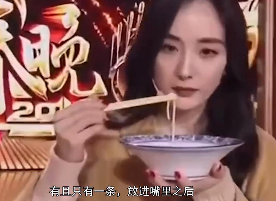 杨幂与杨紫的采访节目,微博之夜杨幂和杨紫在聊什么