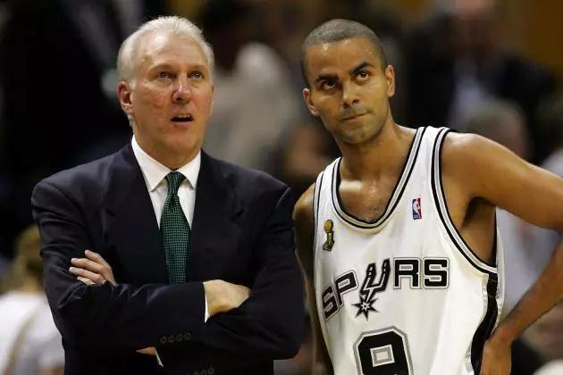 马刺球迷看伦纳德,马刺主场致敬帕克视频