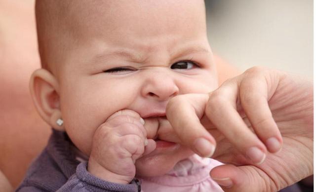 小孩喜欢咬人打人掐人怎么办,孩子喜欢打人咬人