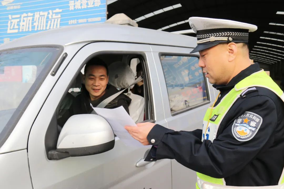 交警中队向人大汇报,晋城交警连心桥