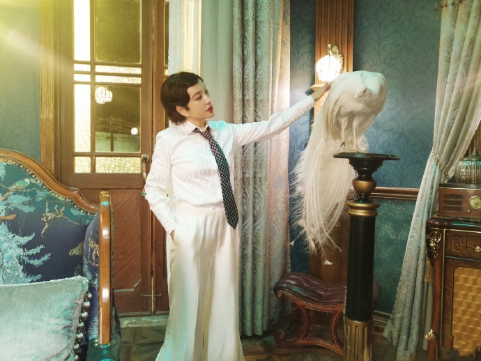 刘晓庆在八佰里的表现,刘晓庆摔倒完整视频