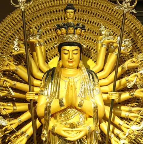 寺庙选址时他“开示天眼”,挖出金佛古碑,被视作观音菩萨的化身