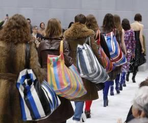 “中国大妈”引领世界潮流，LV再次模仿推出防晒面罩