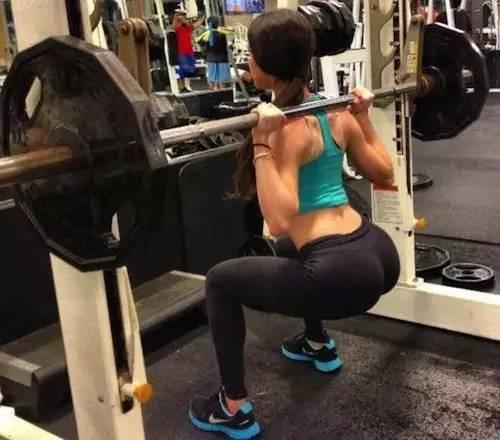 如何拥有一双美腿?深蹲可以让你实现愿望