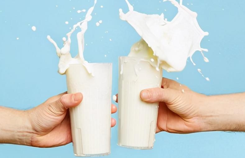 初中生喝牛奶喝全脂还是脱脂,喝牛奶脱脂的好还是全脂的好