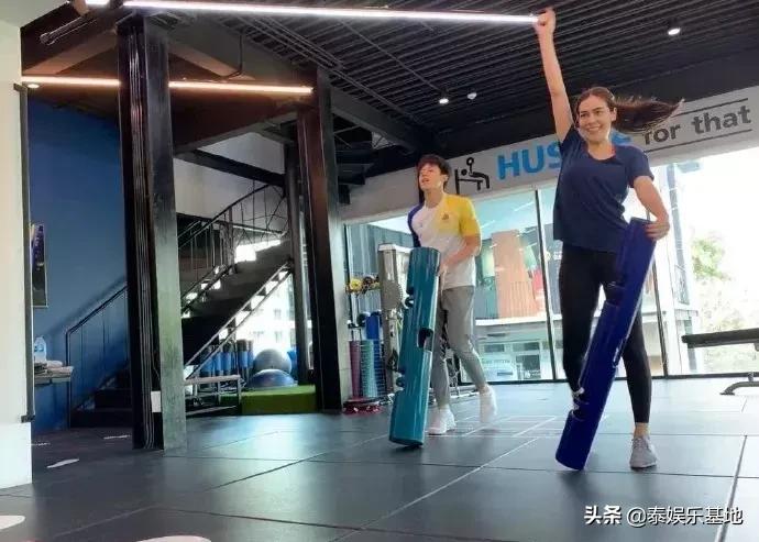 泰星和女友同框,泰星甜蜜日常生活