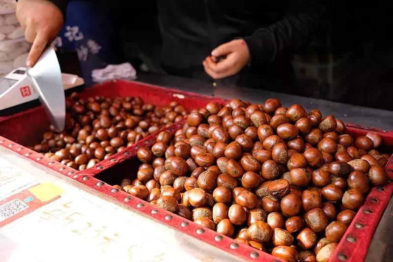 两百年呼童街，一百米烟火路，尝尝这里的美食吧