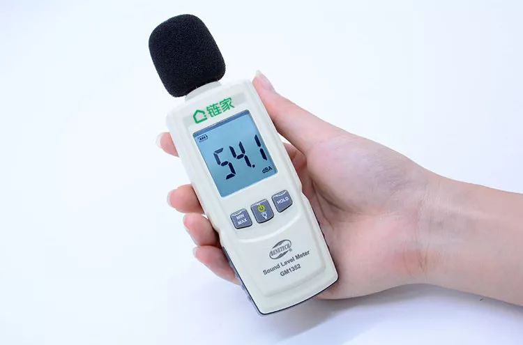 工作场合变身,链家经纪人职业装蝴蝶结