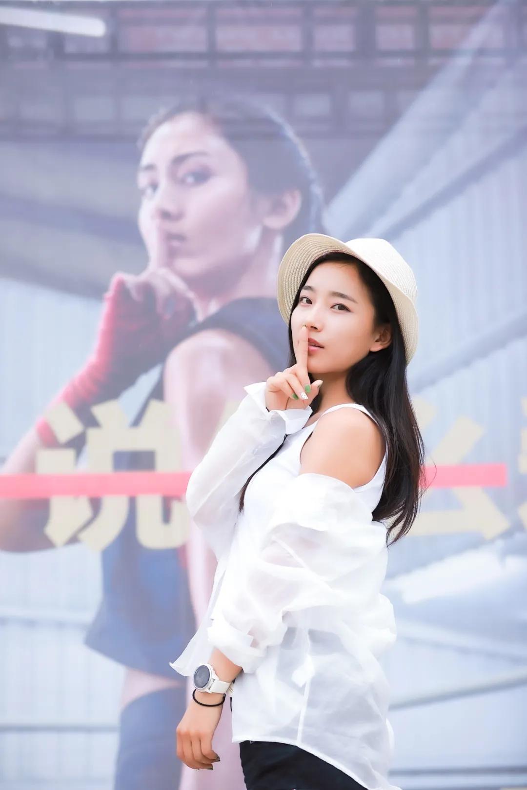 长得漂亮小姐姐骑马,长得好看跑得快小姐姐