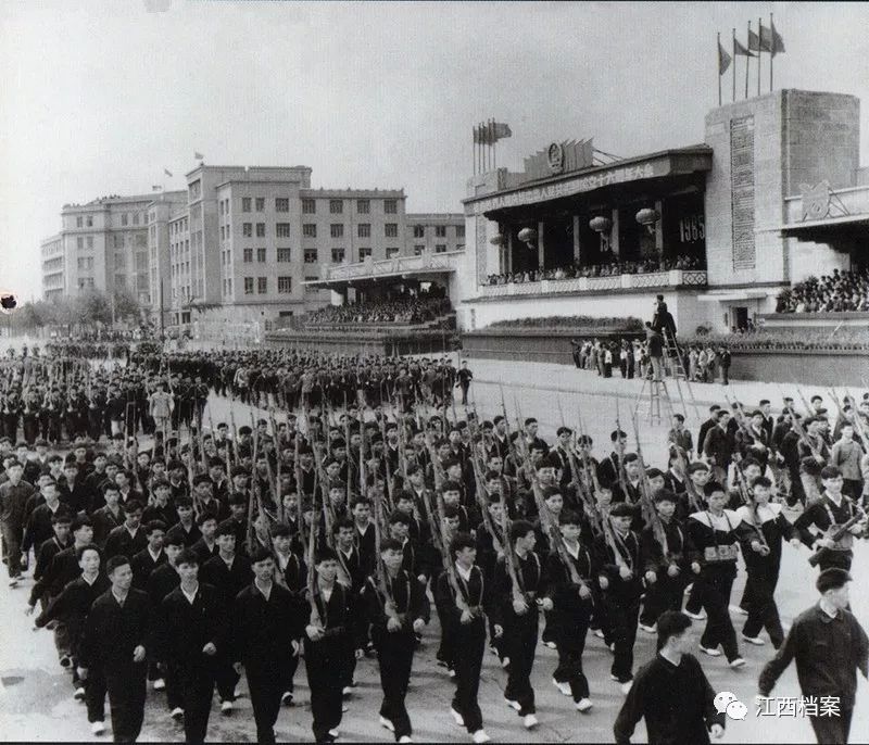 带着时代烙印的老照片，和你穿越到不同年代的八一广场