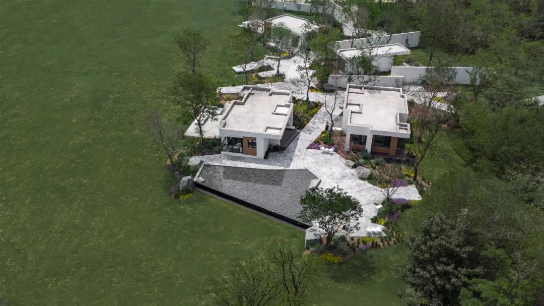 湖畔边的静寂之美——龙湖·抚仙湖星空小镇山顶度假美学馆