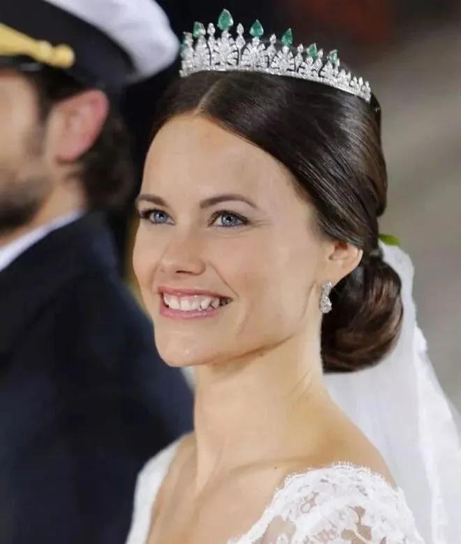 白天比基尼晚上夜店嗨小野模，怎么泡到欧洲王室最后的钻石王老五