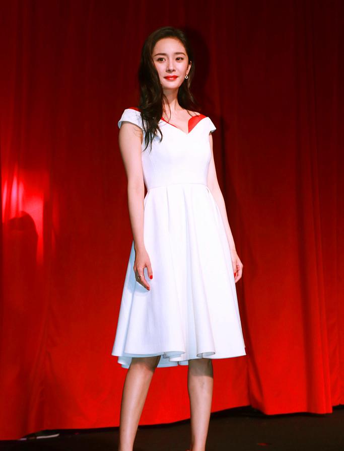 杨幂一袭紫色连衣裙魅力十足,杨幂身材合集网易视频