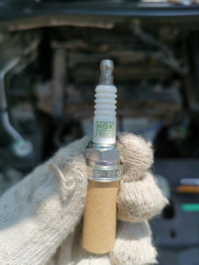 更换与检修火花塞的步骤,雪铁龙ec5火花塞怎么换