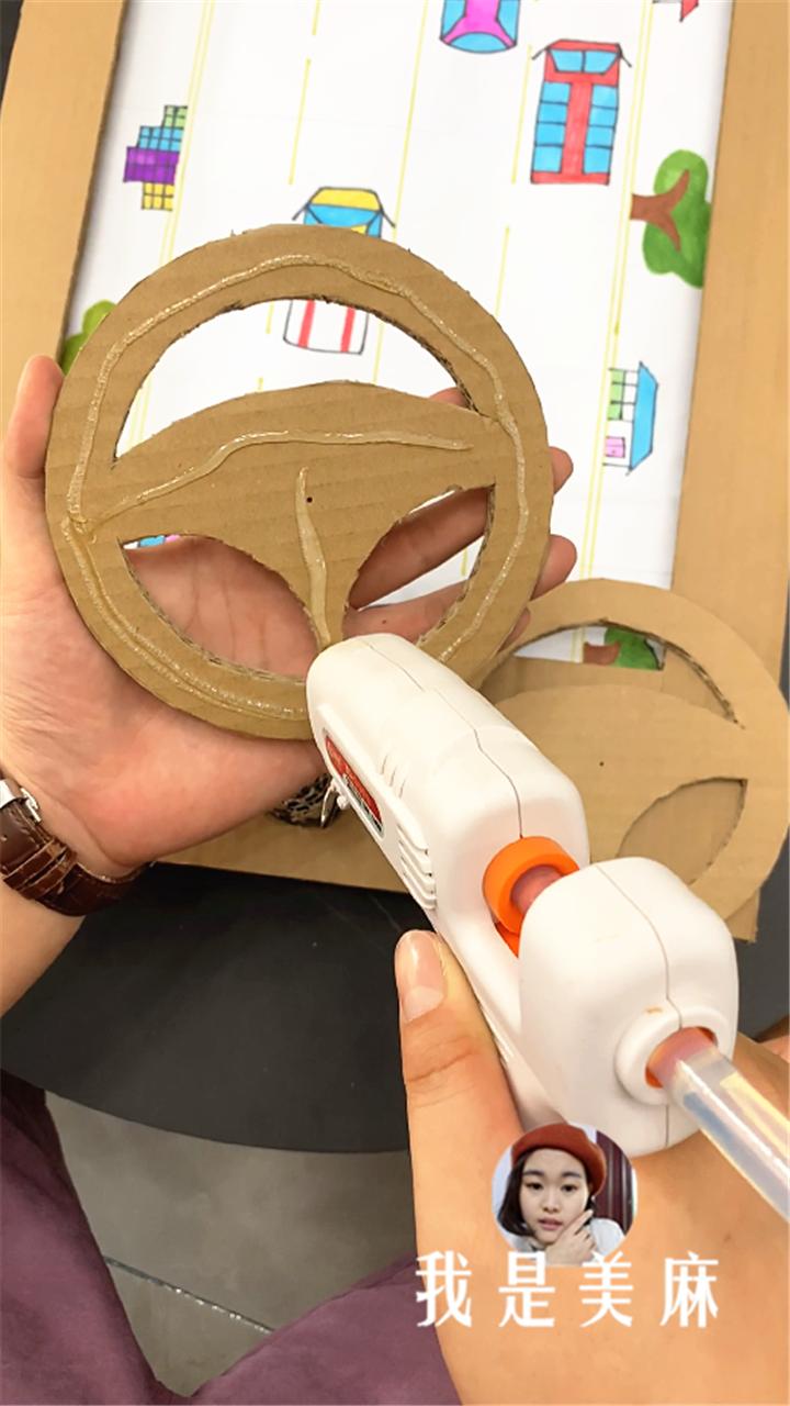 爸爸用卡车装玩具,爸爸给儿子做赛车玩具