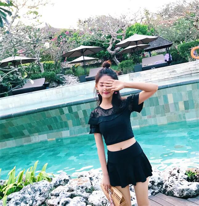 小姐姐真不害羞？穿黑色泳装玩街拍，尽秀完美身材