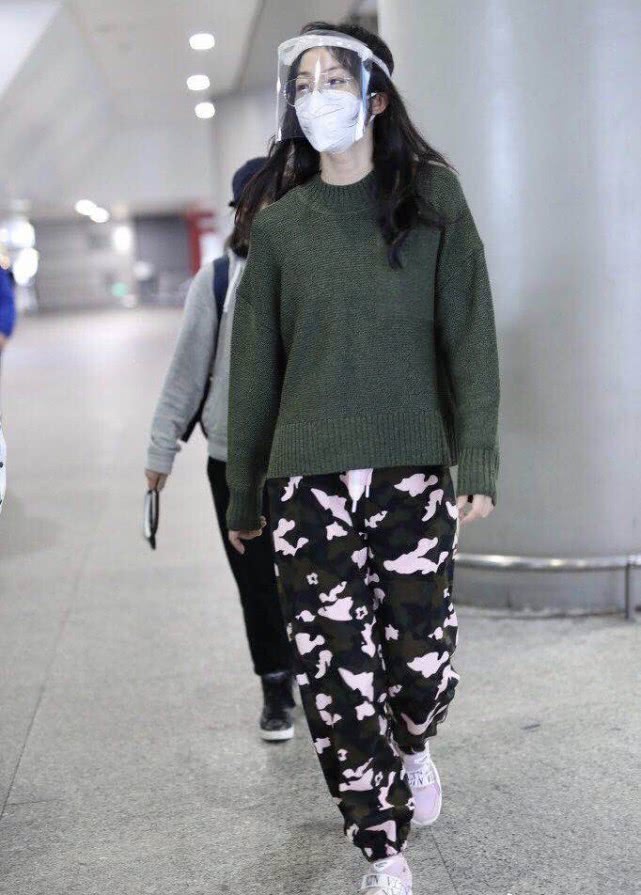 气质路线韩雪机场红配绿，这次女神的穿搭，你给几分