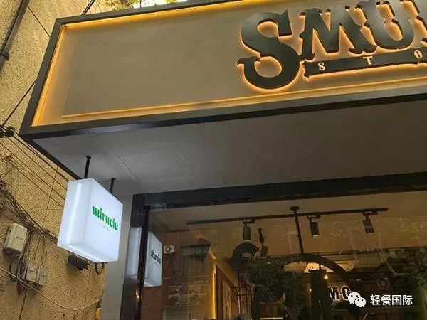 “行走的CD”JJ林俊杰来上海开咖啡店了，一杯咖啡被加价到80元