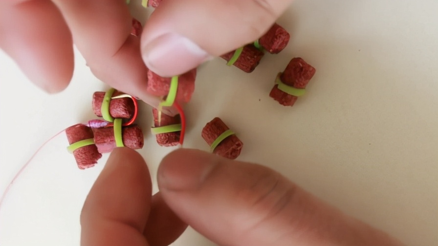 皮筋颗粒怎么挂钩容易中鱼,三颗捆在一起的皮筋颗粒怎么挂钩