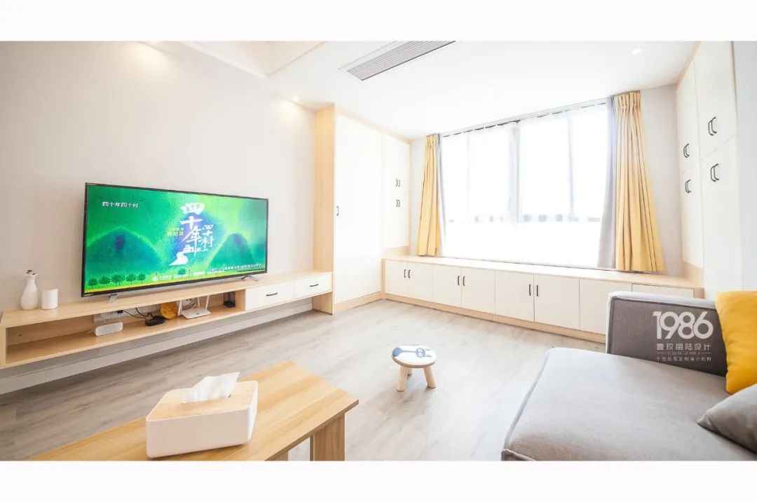 不顾后果砸掉飘窗,锤子砸下去瞬间,她们就后悔了