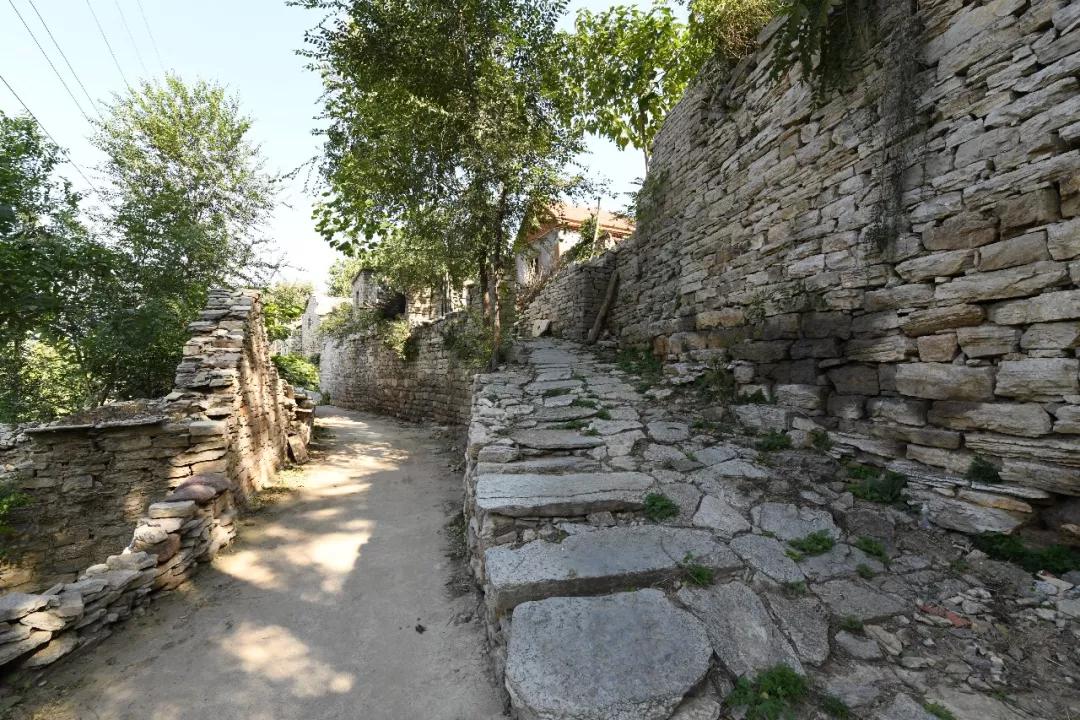 青州古村冯家岭子,石屋石墙石碾和专治疙瘩神奇的石头爷爷