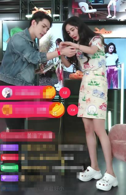 杨幂上直播少女感爆棚，看了一眼她的脚踝，网友：被上帝亲吻过