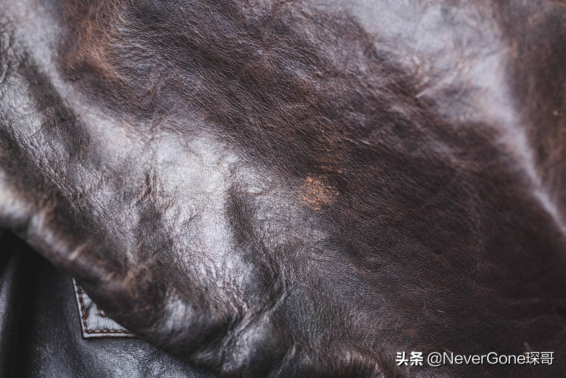 一件灰衬衫,一件美特斯邦威衬衫