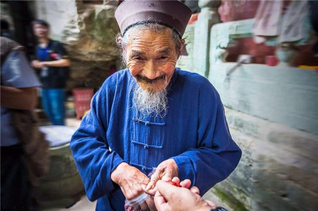 老道士独守太子洞27年，不吃肉、不恋爱、自称是小孩，这是信仰