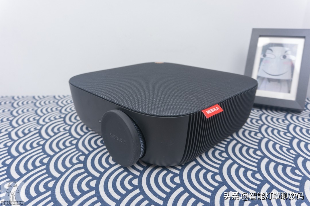 深圳小伙的快乐出租屋(上):千元1080P投影+头戴蓝牙耳机