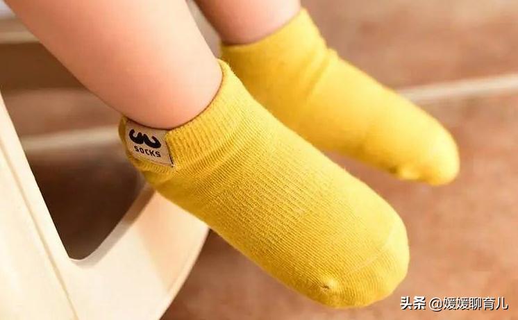 小孩子总是脱袜子是怎么回事,宝宝经常脱袜子怎么办