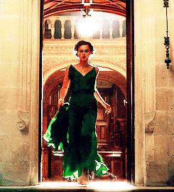 在家也穿这么精致吗,在家也穿西装打领带