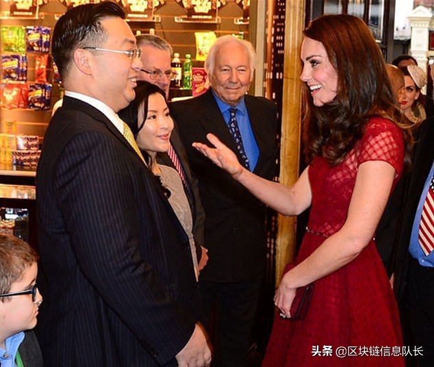 付4万英镑加入他的私人俱乐部，他能让你和英国皇室一起晚宴。