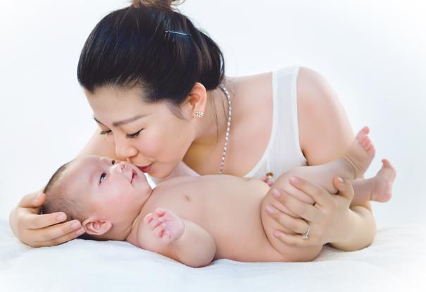 宝宝拍了嗝还吐奶是什么原因,宝宝拍过嗝还吐奶怎么回事