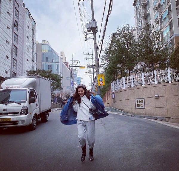 性感“小野马”泫雅穿衣好保守，最新照穿得又多又厚，迷上叠穿了