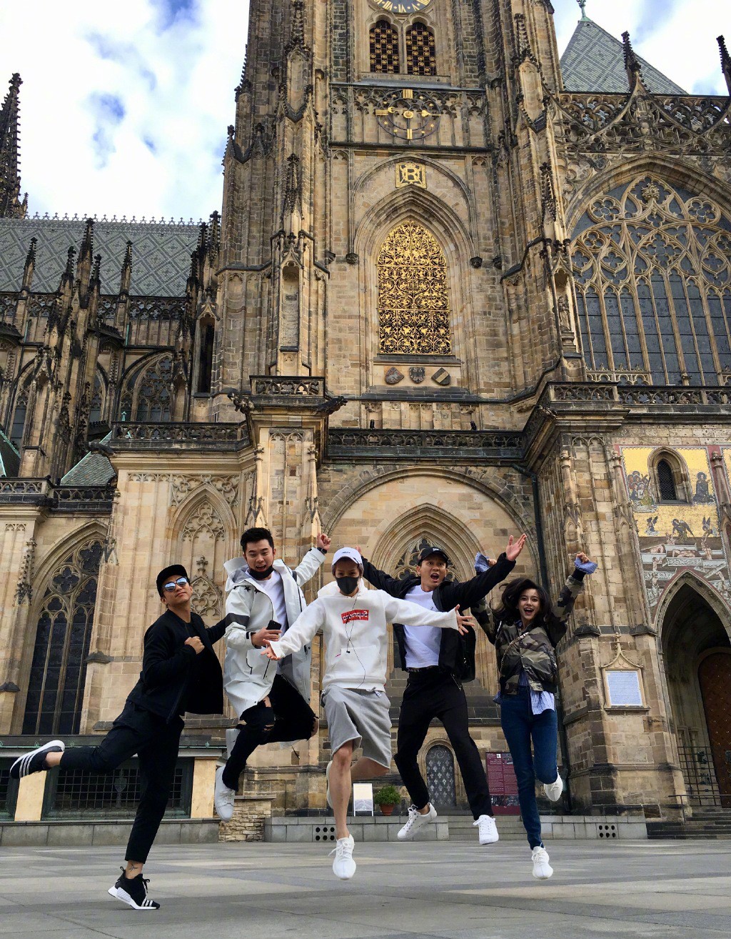 鹿晗穿过黑色运动鞋吗,鹿晗黑色装