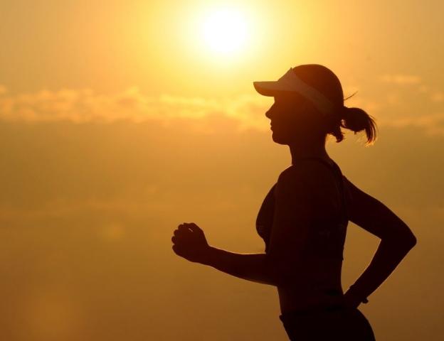 原地摆臂练习对中长跑有什么作用,小步跑原地前后摆臂练习各50次