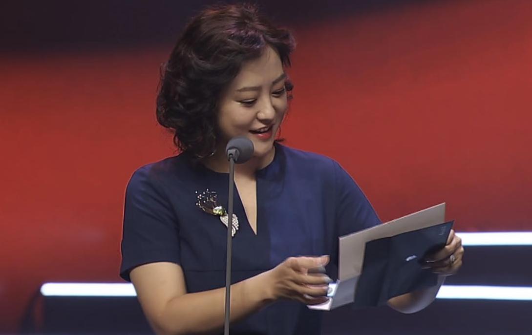 first影展千玺拥抱,first影展宋佳黑脸