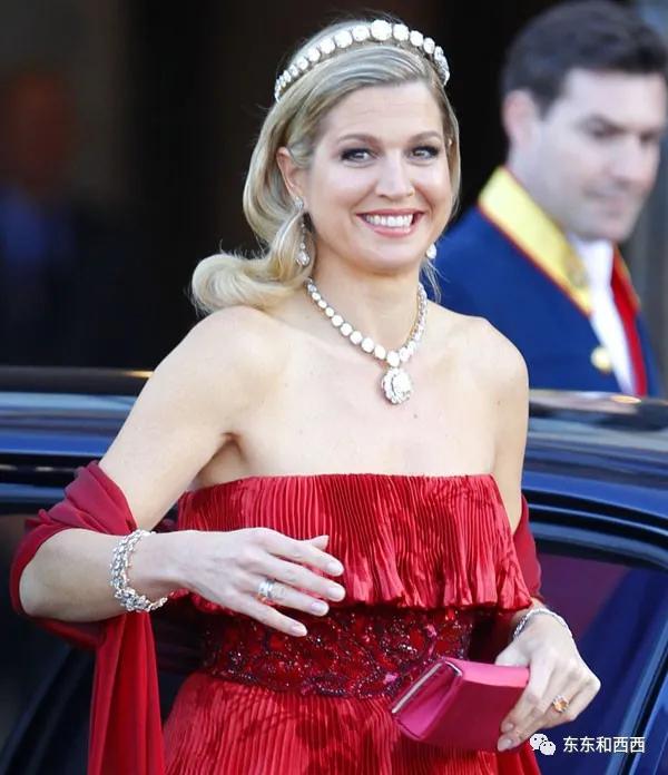 盘点英国女王戴过的王冠,英国女王和凯特戴同样的珠宝