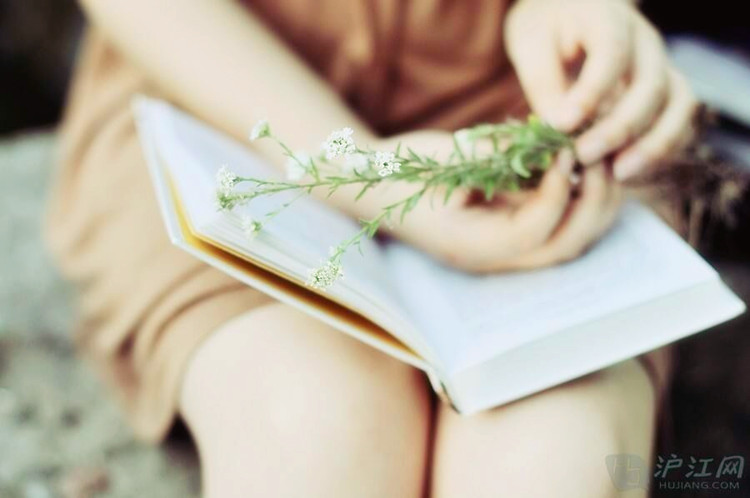 读书品茶香听雨悟人生,闲时看看书品茶是人生最大的享受