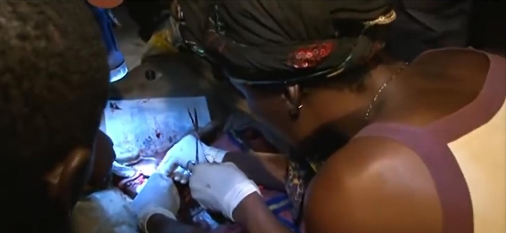 非洲货船严重超载，1700人挤在上面没有厕所，晚上开船用手电照明