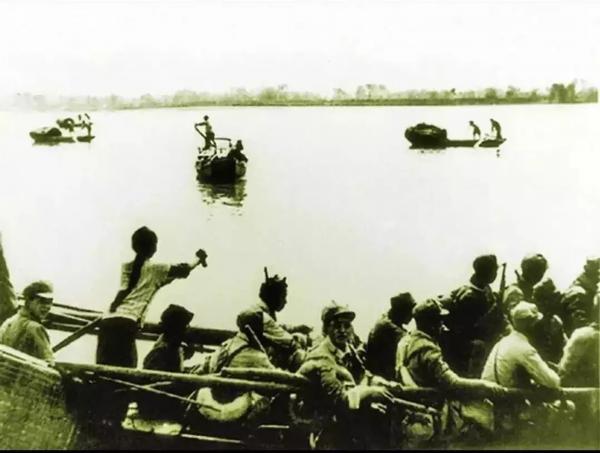 70年前，宝应“大辫子姑娘”留下一张背影照，载进人民海军的历史