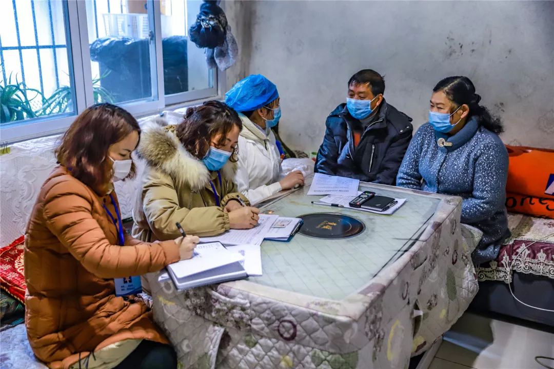 一线党旗红疫情防控,共同战疫让党旗在疫情防控一线