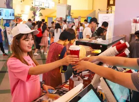 靠杯子创新，6平小店月营收50万，7年开出200家直营店